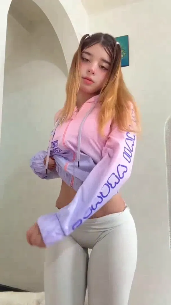 Imsarah.s Pink Hoodie Crop Top OnlyFans Video Leaked