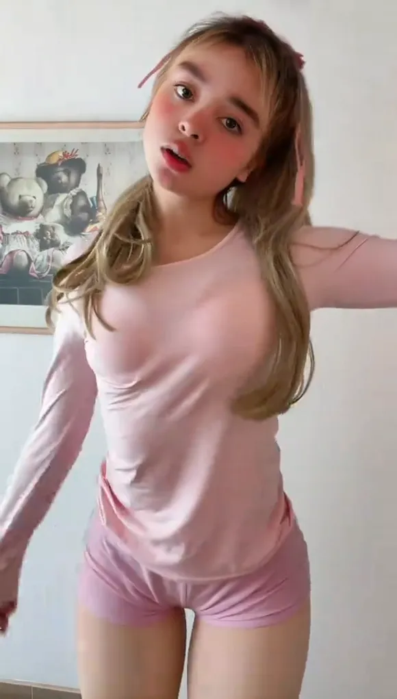 Imsarah.s Pink Top Tease Pose OnlyFans Video Leaked