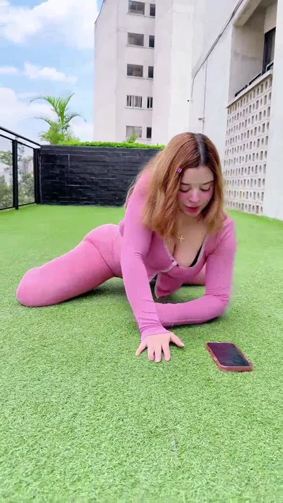 Imsarah.s Pink Bodysuit Outdoor Pose OnlyFans Video Leaked