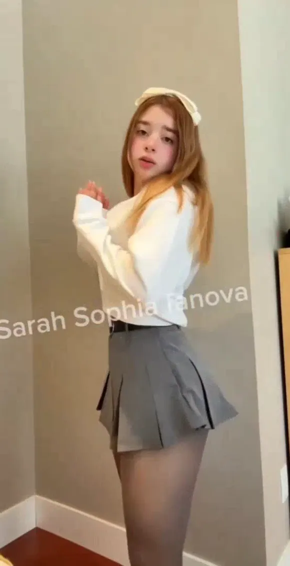 Imsarah.s Schoolgirl Skirt Tease OnlyFans Video Leaked