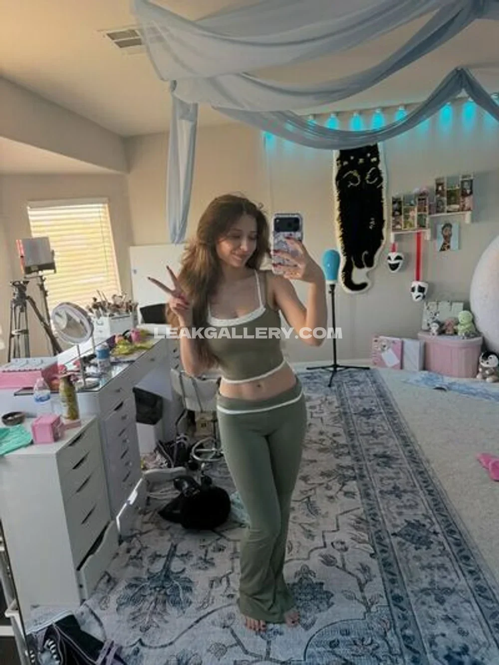 Imthe_annag Green Crop Top Pose OnlyFans Photo Leaked