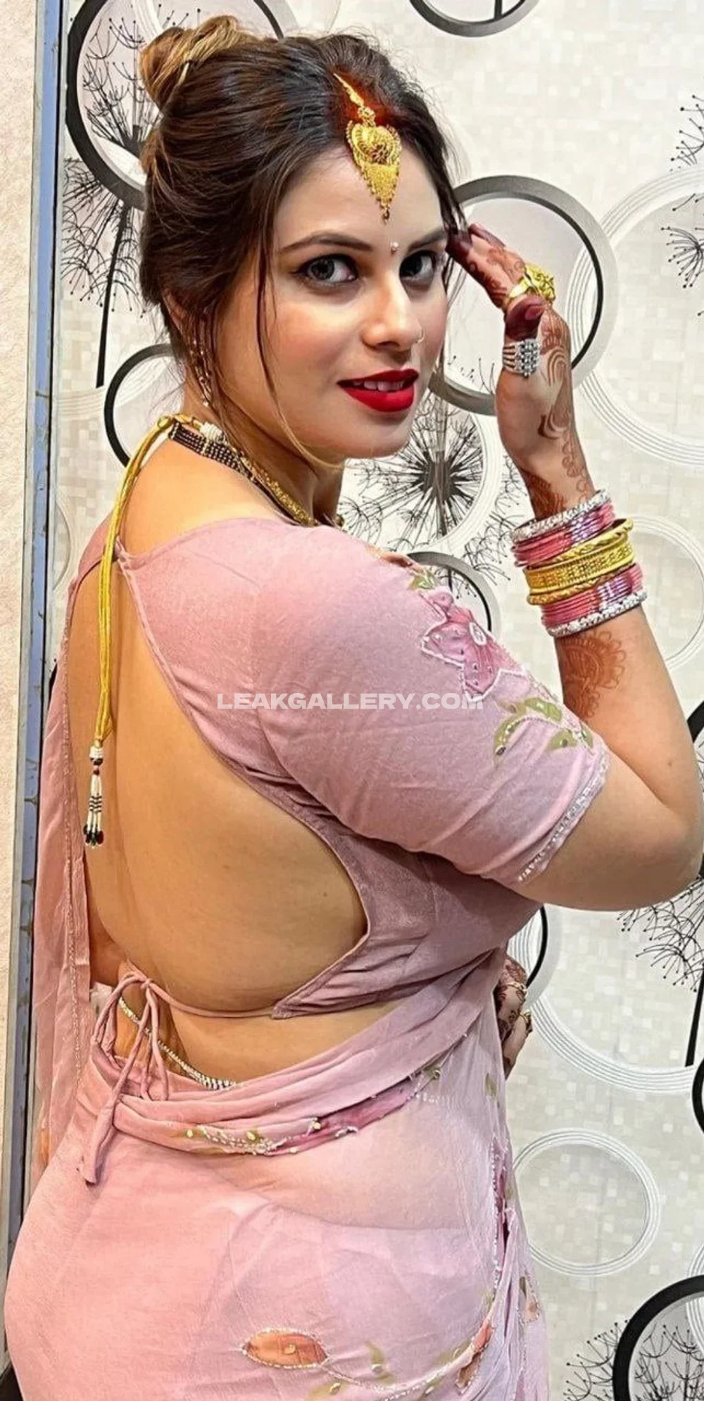 Indian_diva Backless Saree Pose OnlyFans Photo Leaked