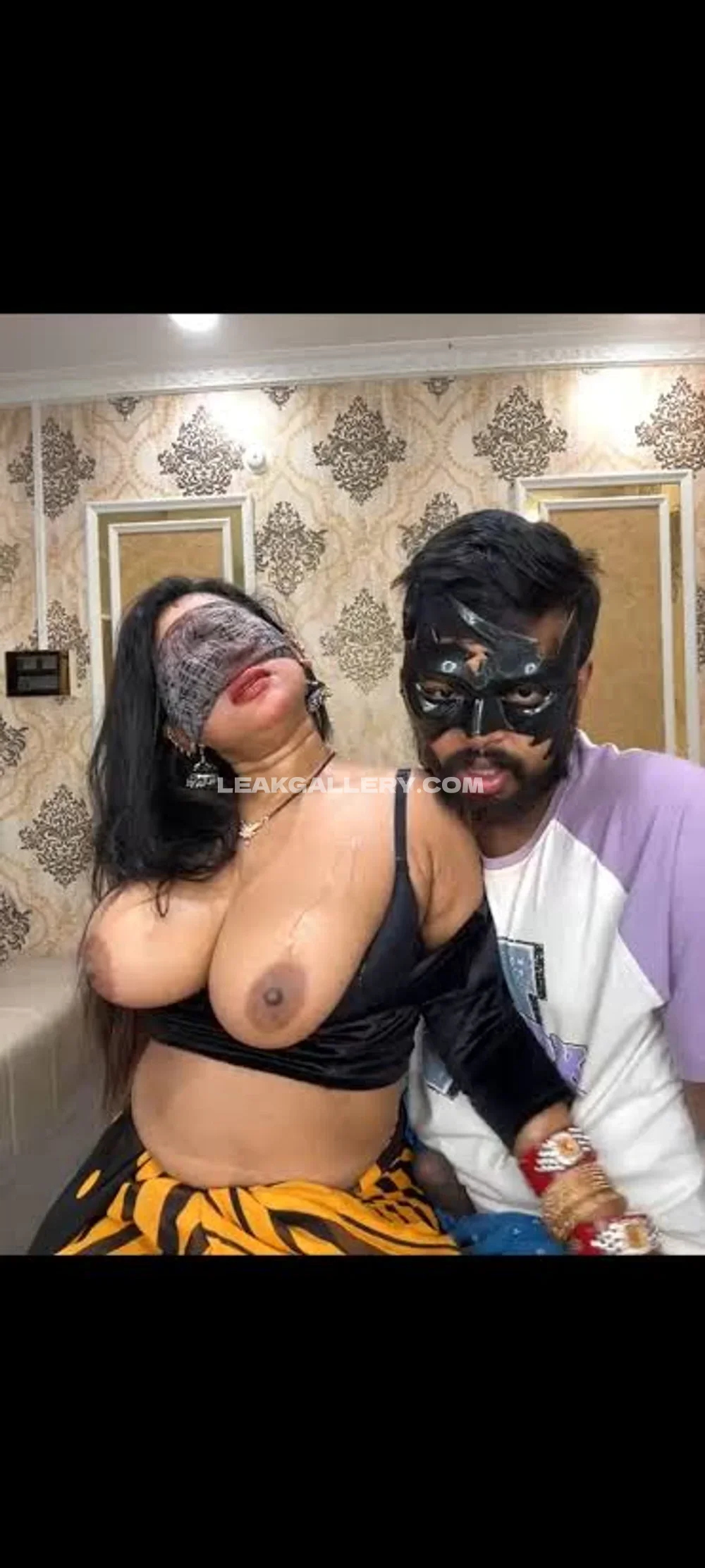 Indian_diva Blindfolded Topless Embrace OnlyFans Photo Leaked