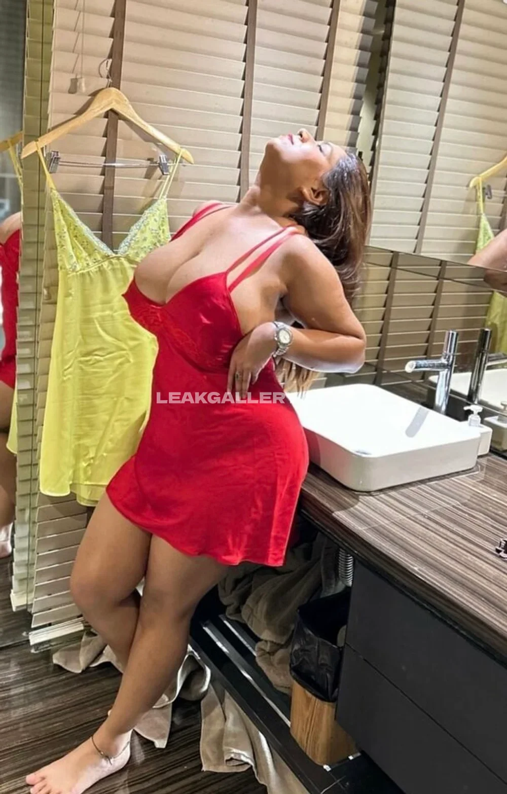 Indian_diva Red Dress Back Arch OnlyFans Photo Leaked