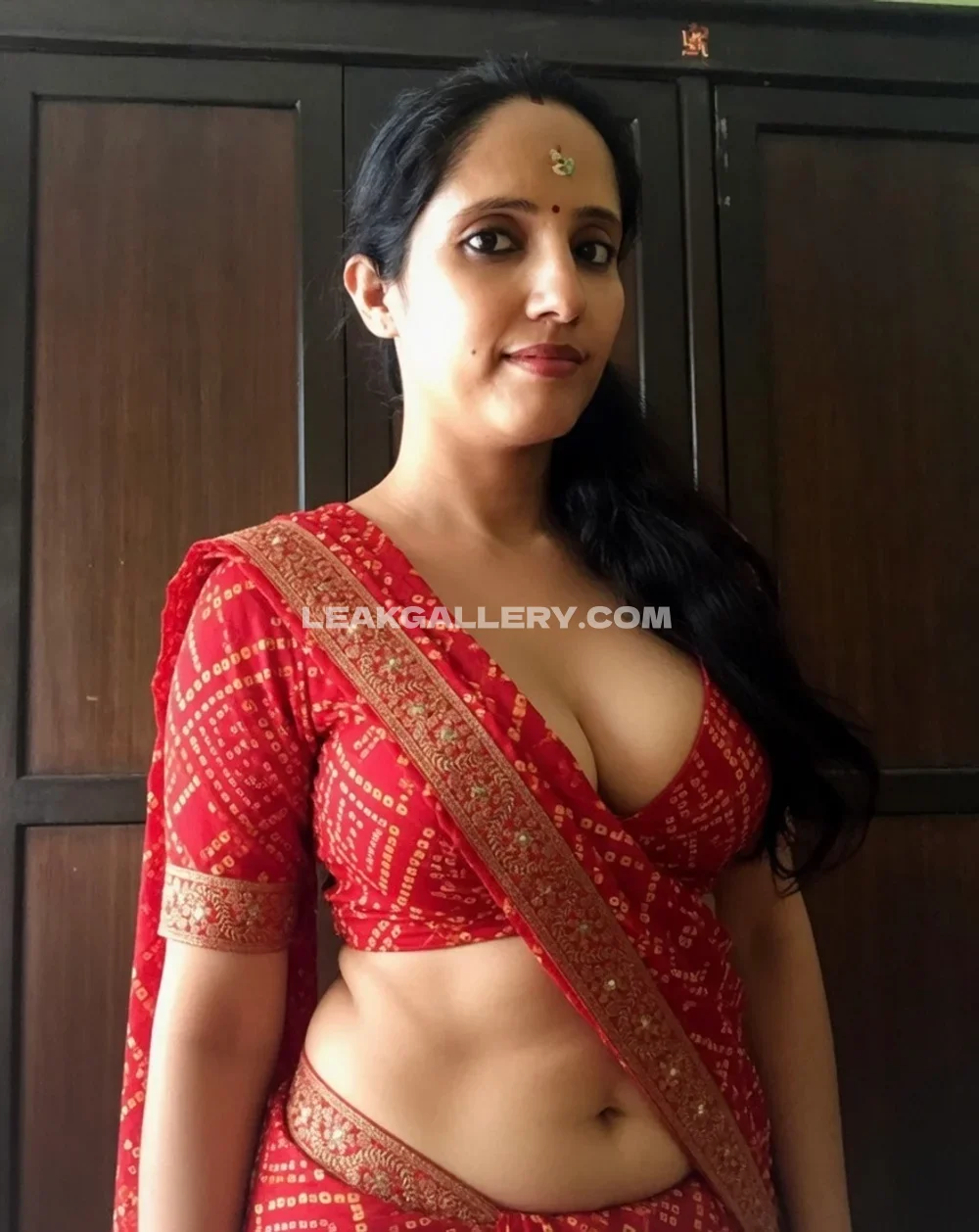 Indian_diva Red Saree Cleavage Pose OnlyFans Photo Leaked