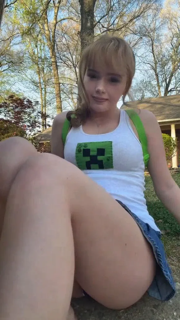 Itsblushdoll Outdoor Thigh Spread Pose OnlyFans Video Leaked