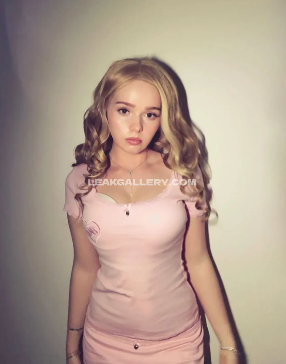 Itsblushdoll Pink Top Pose OnlyFans Photo Leaked