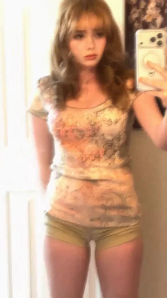 Itsblushdoll Mirror Selfie In Crop Top OnlyFans Video Leaked