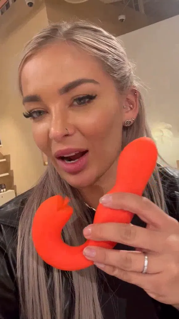 Itshayleydavies Holding Orange Dildo OnlyFans Video Leaked