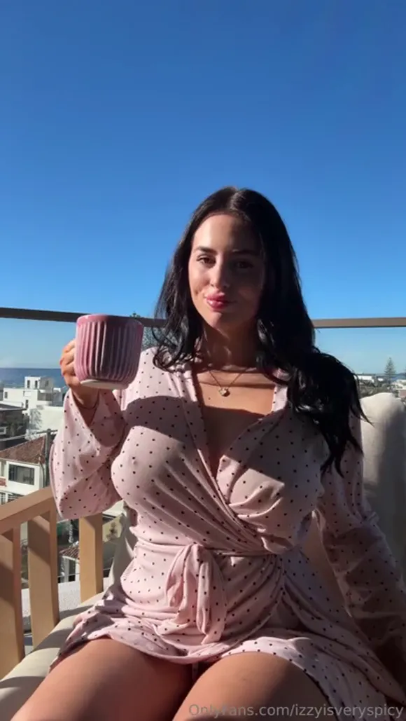 Izzyisveryspicy Deep V Neck Tease OnlyFans Video Leaked