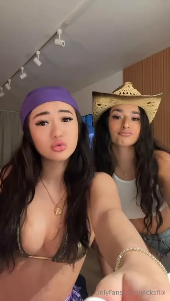Jackie.curtis Selfie With Friend OnlyFans Video Leaked
