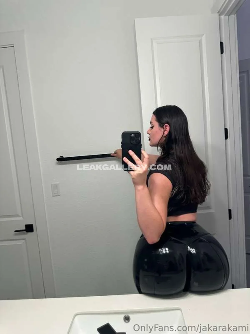 Athena Kami Latex Pants Mirror Selfie OnlyFans Photo Leaked