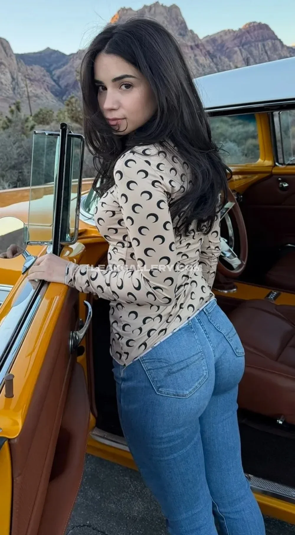 Jamieliz Jeans And Crop Top Pose OnlyFans Photo Leaked