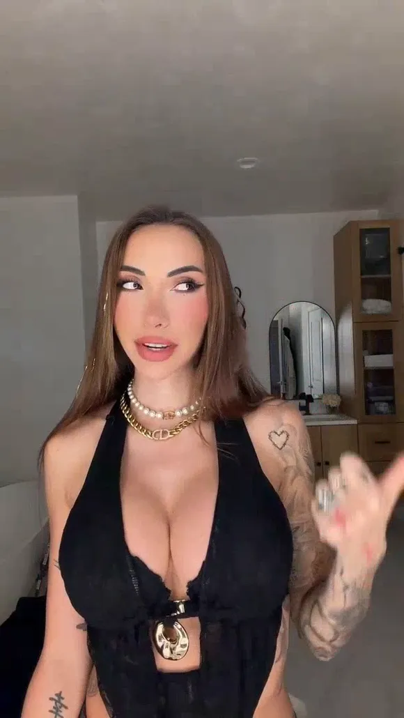 Jamielyn Tattooed Busty Woman Pointing OnlyFans Video Leaked
