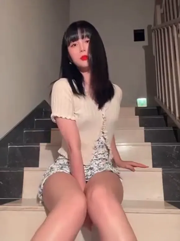 Janed_404 Sitting Stairs Tease OnlyFans Video Leaked