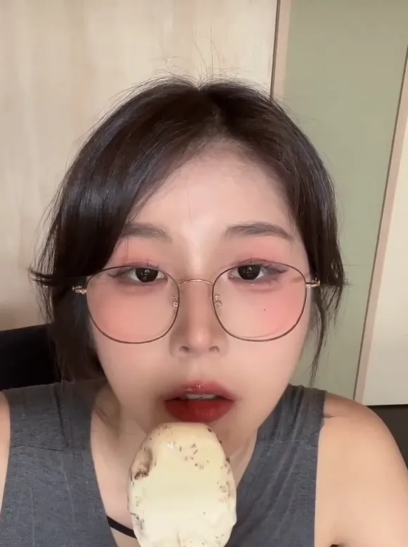 Janed_404 Glasses Ice Cream Bite OnlyFans Video Leaked