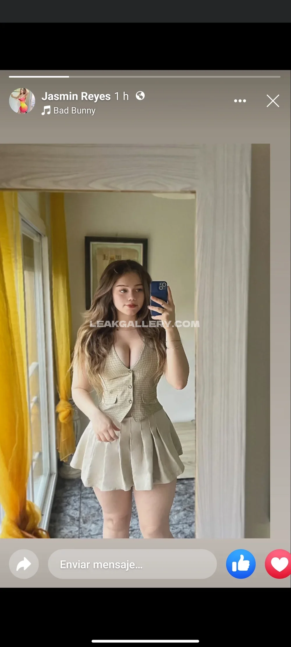 Jasmin.reyeshn Mirror Selfie In Pleated Skirt OnlyFans Photo Leaked