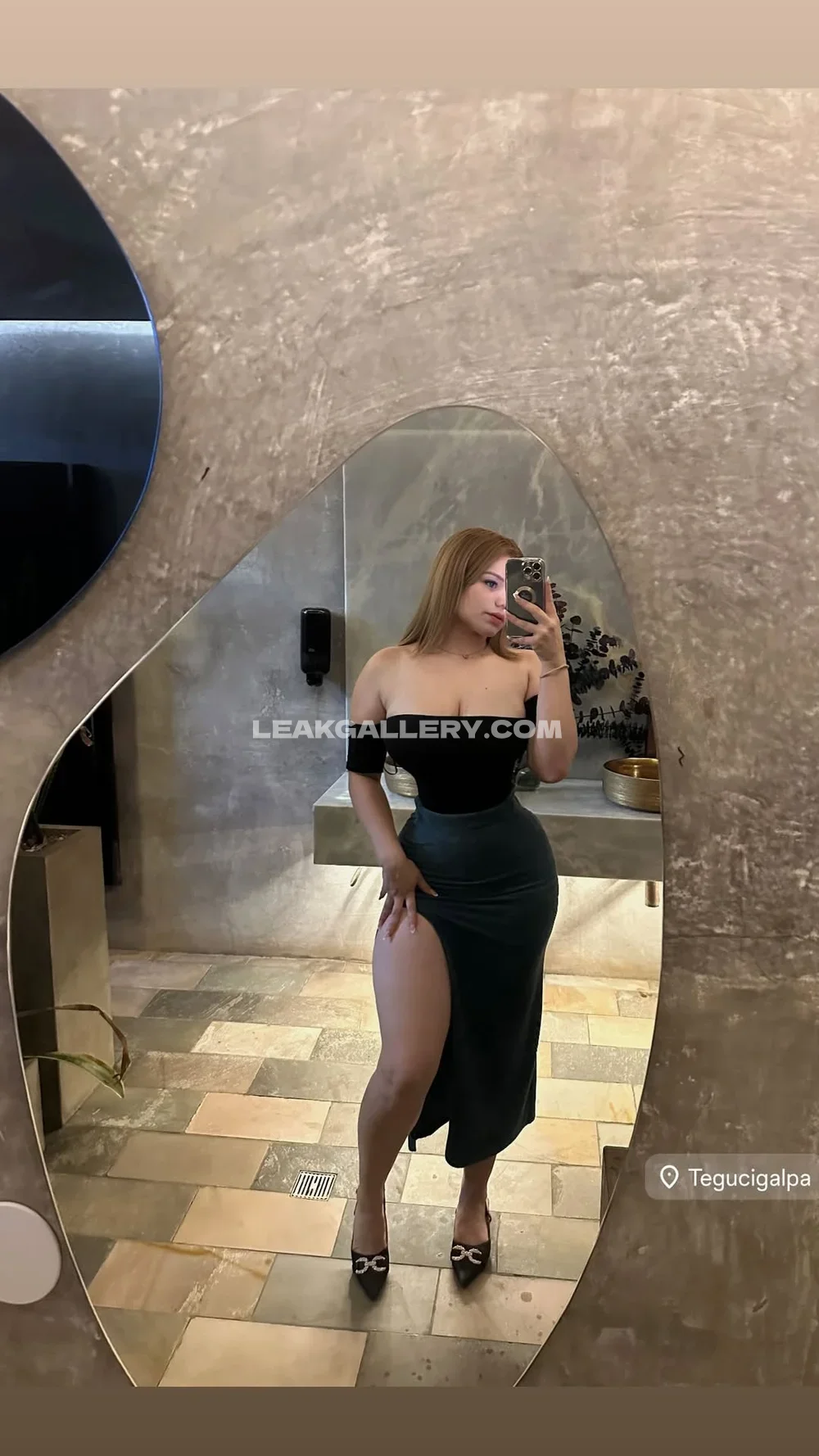 Jasmin.reyeshn High Slit Skirt Tease OnlyFans Photo Leaked