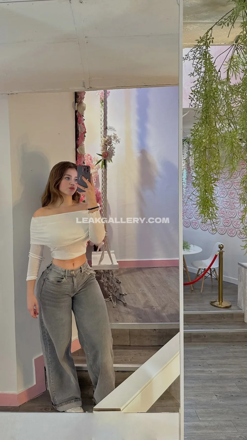 Jasmin.reyeshn Off-Shoulder Crop Top OnlyFans Photo Leaked