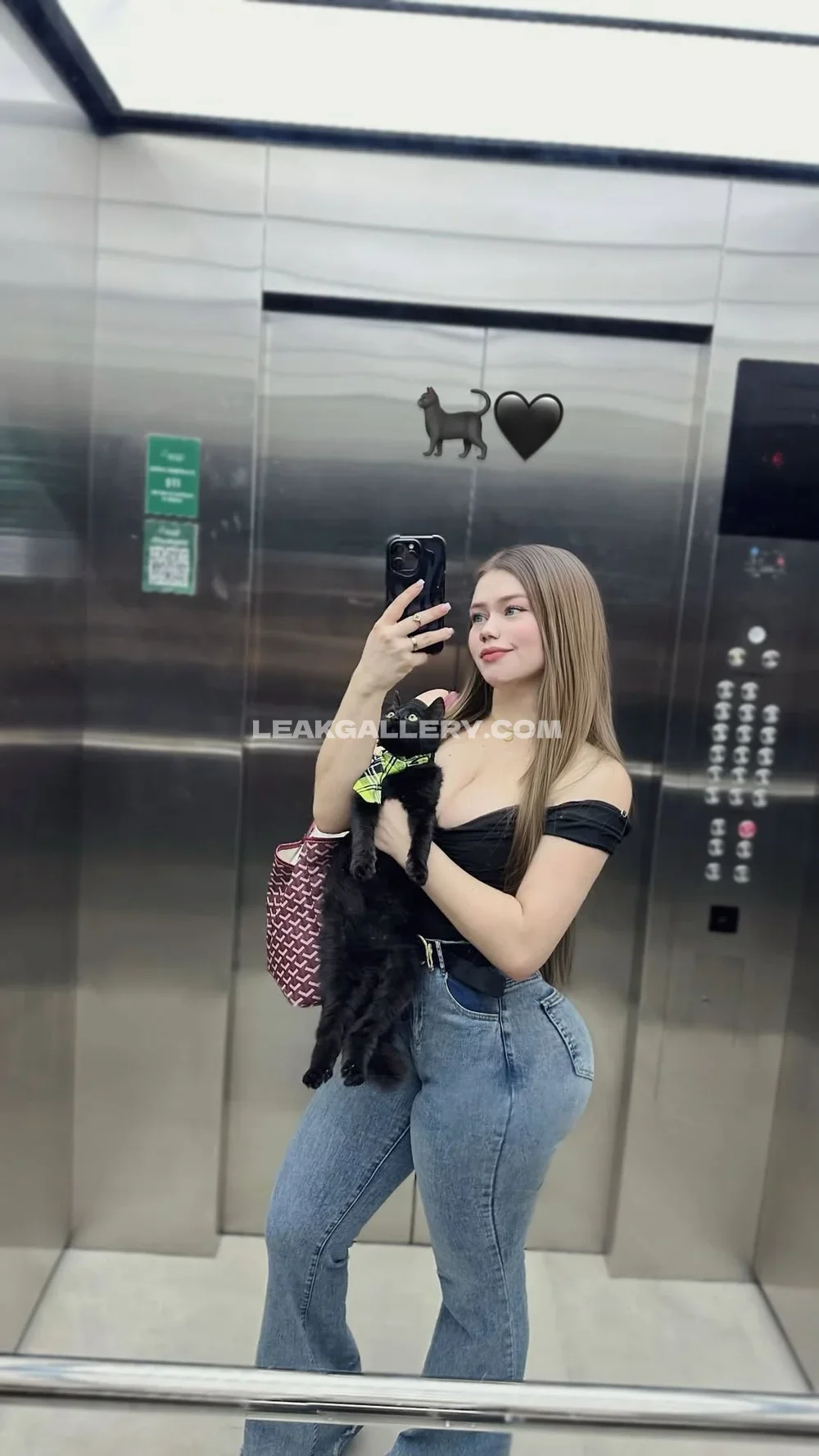 Jasmin.reyeshn Off-Shoulder Top Pose OnlyFans Photo Leaked