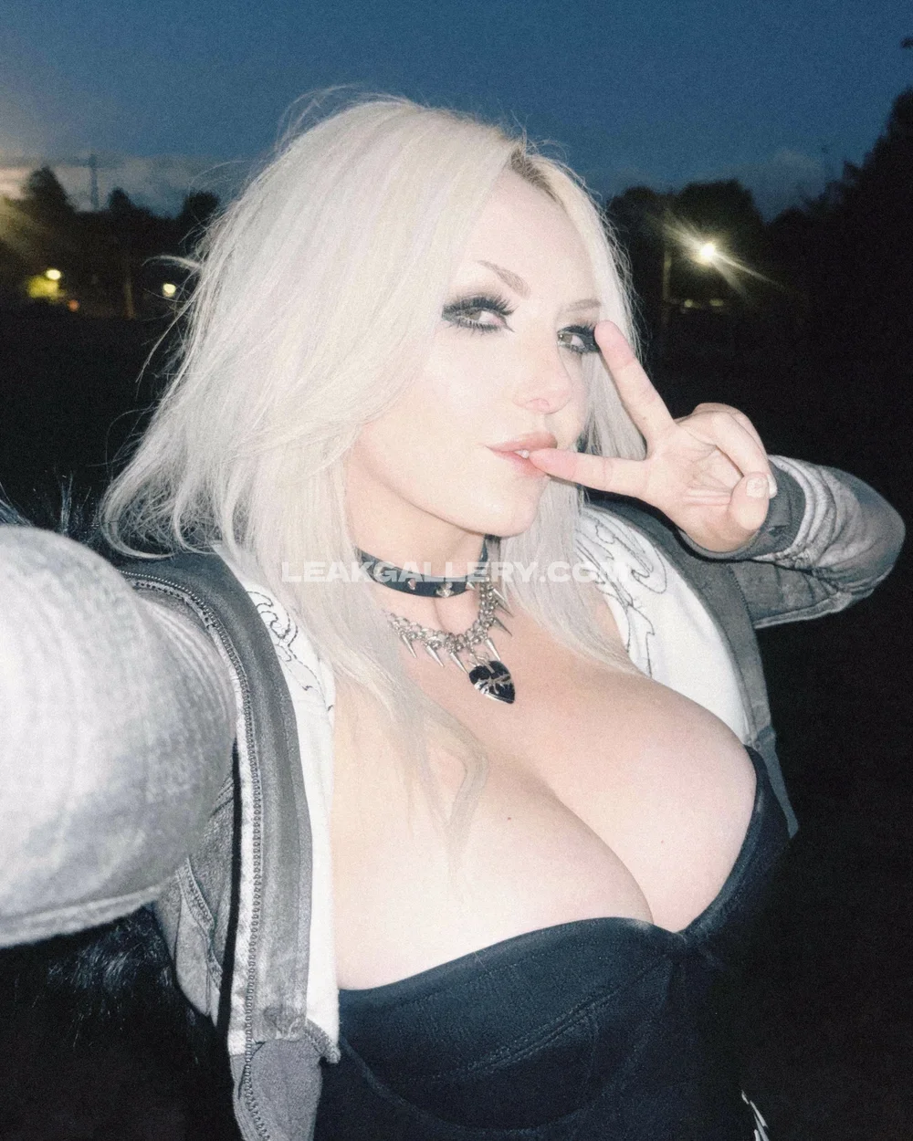 Jessicanigri Blonde Hair Peace Sign OnlyFans Photo Leaked