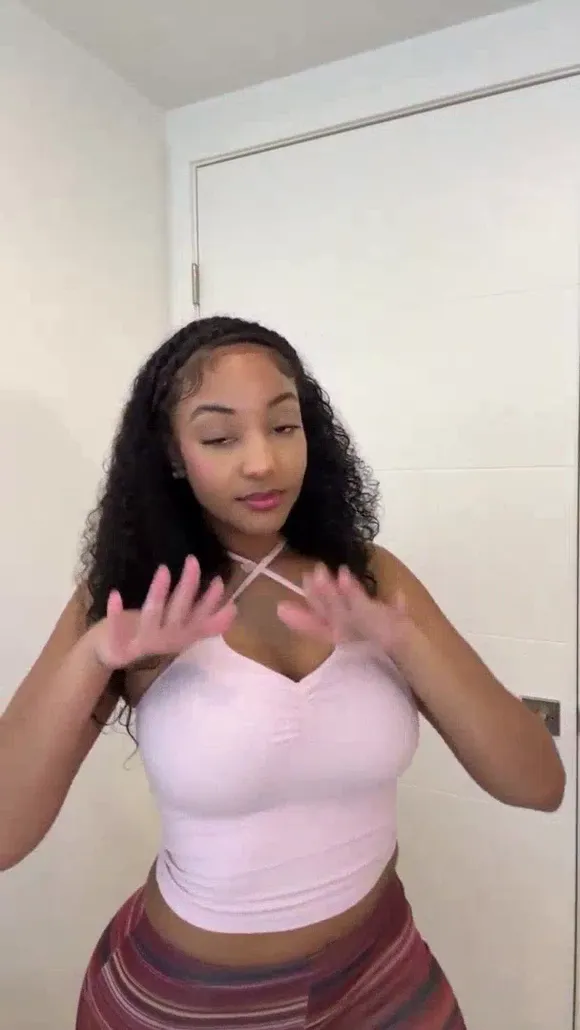 Joialexandri Pink Crop Top Tease OnlyFans Video Leaked