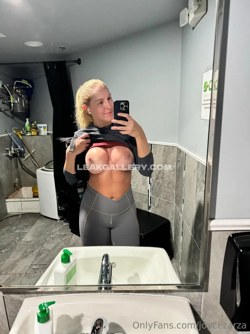 Joycezarza Topless Mirror Selfie OnlyFans Photo Leaked