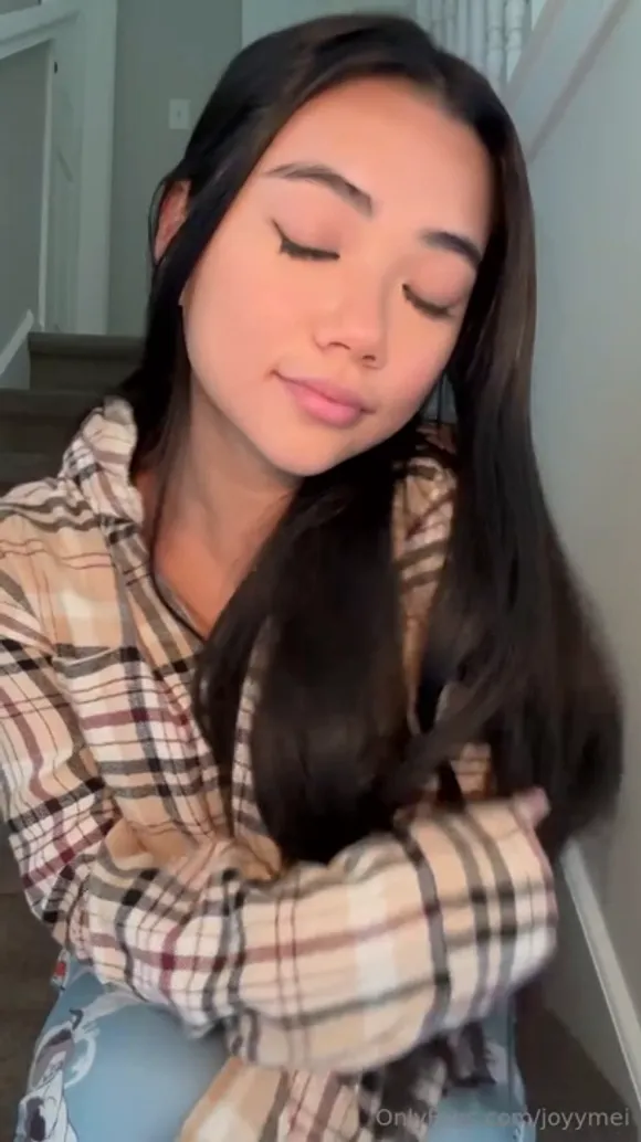 Joymei Plaid Shirt Cozy Pose OnlyFans Video Leaked