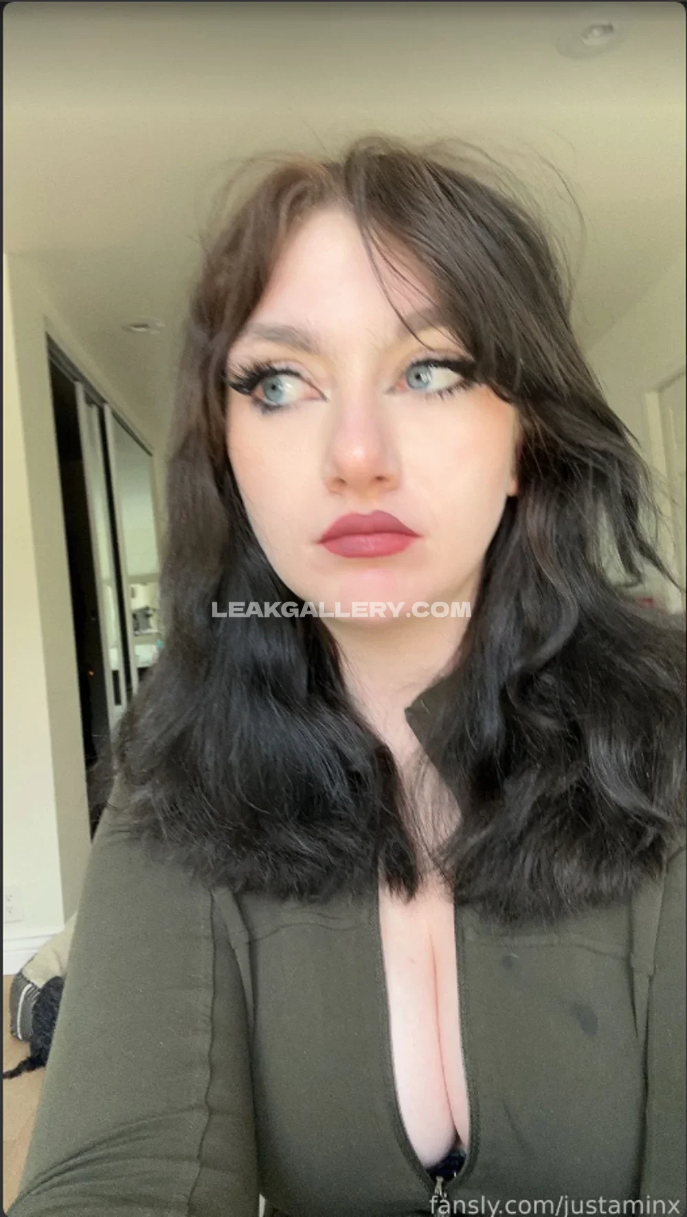 Justaminx Deep V Neck Top Pose OnlyFans Photo Leaked