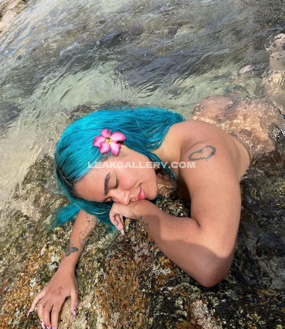 Karolg Blue Hair Beach Pose OnlyFans Photo Leaked