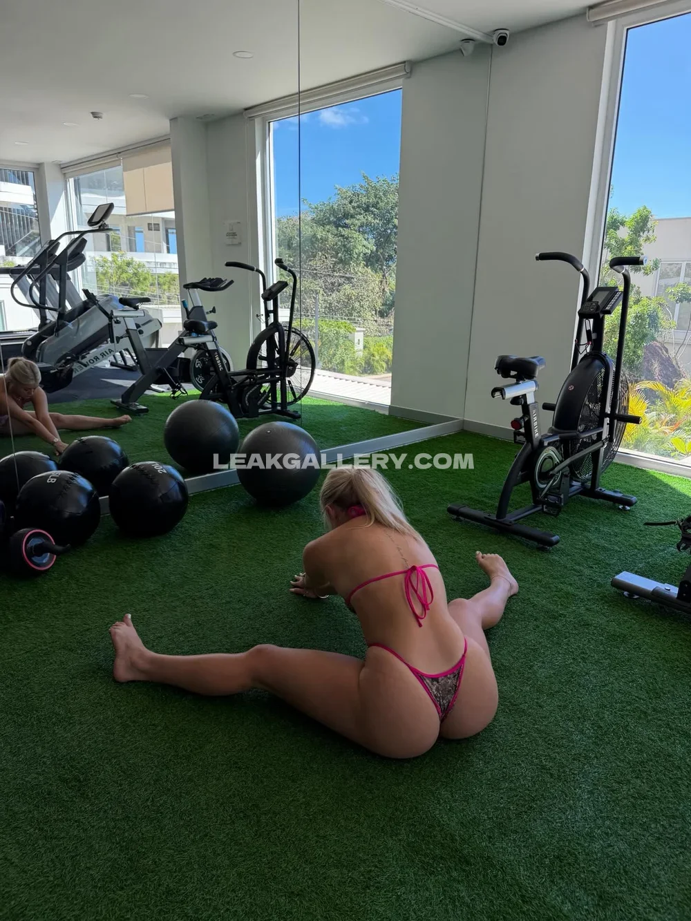 Katie Sigmond Bare Ass Gym Stretch OnlyFans Photo Leaked