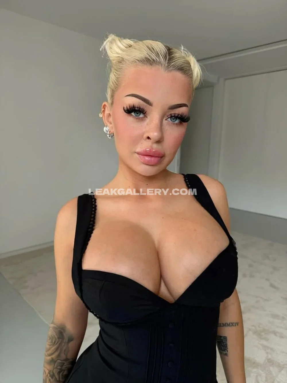Katja Krasavice Black Corset Front Display OnlyFans Photo Leaked