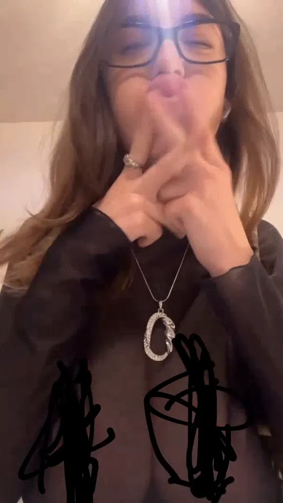 Katkixi Glasses Kiss Pose OnlyFans Video Leaked