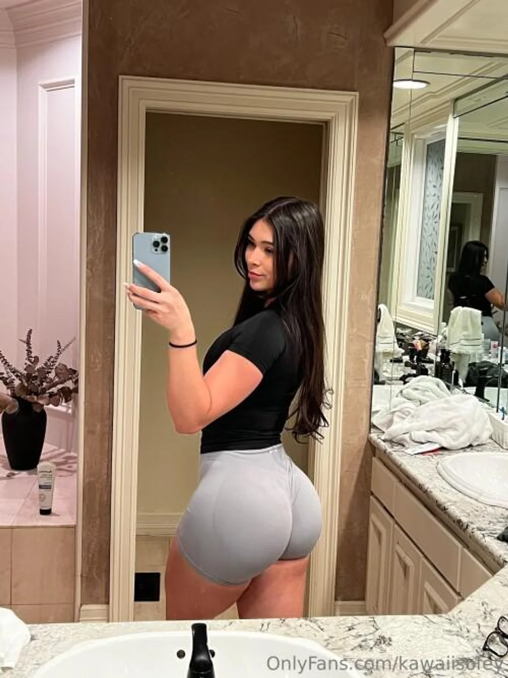 Kawaiisofey Mirror Selfie Ass Shot OnlyFans Photo Leaked