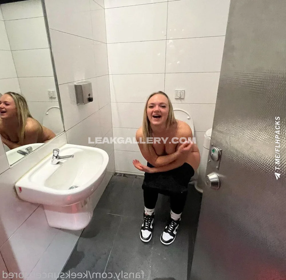 Keeksuncensored Topless Bathroom Selfie OnlyFans Photo Leaked