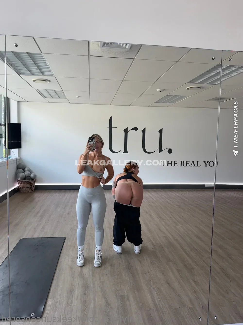 Keeksuncensored Gym Mirror Selfie Pose OnlyFans Photo Leaked