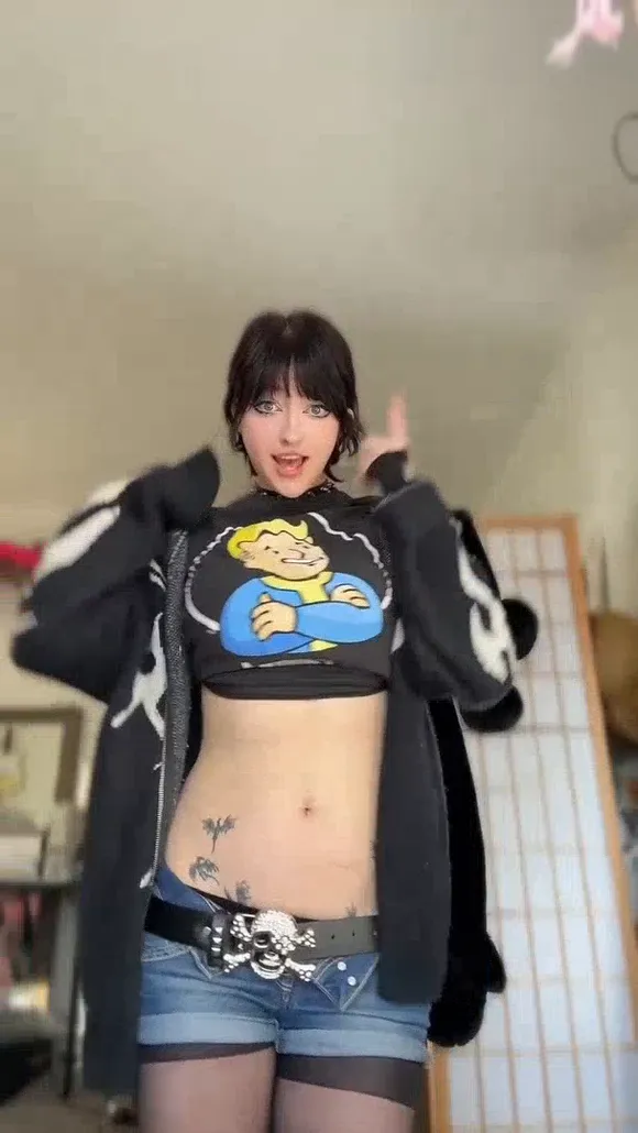 Kenalialuv Naked Midriff Crop Top OnlyFans Video Leaked