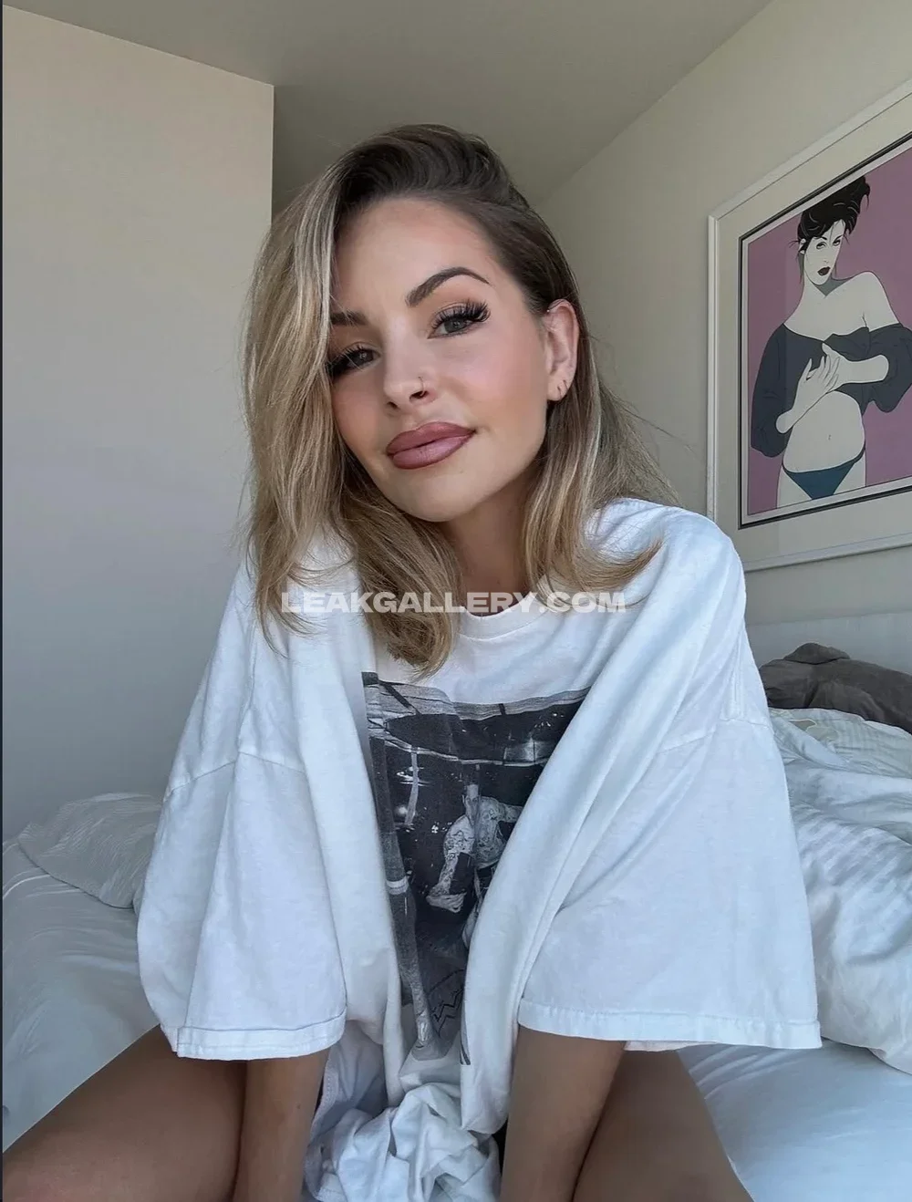 Kimmygrangerxxx Bedroom Selfie In Oversized Tee OnlyFans Photo Leaked