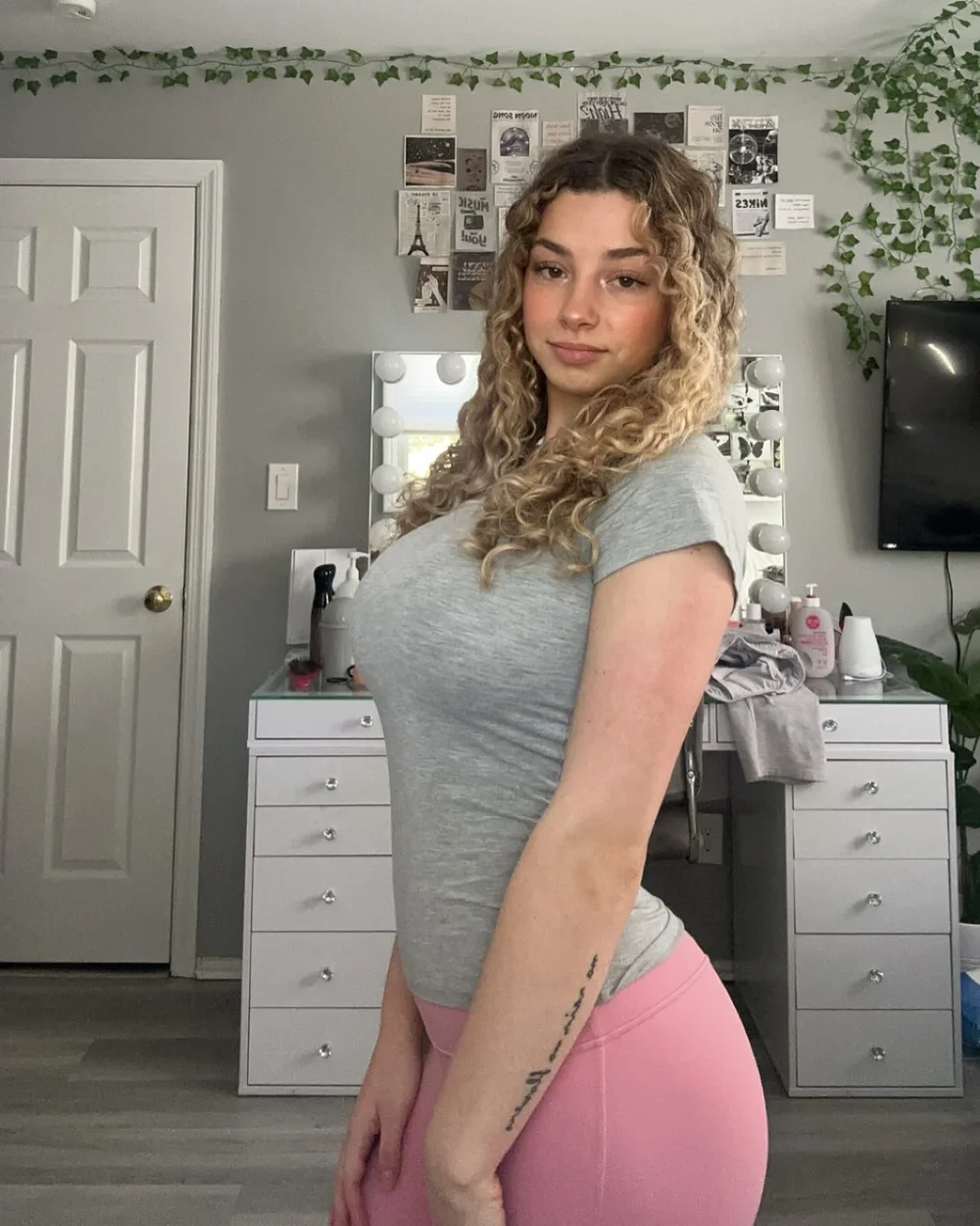 Kira Pregiato Grey Top Pink Leggings Pose OnlyFans Photo Leaked
