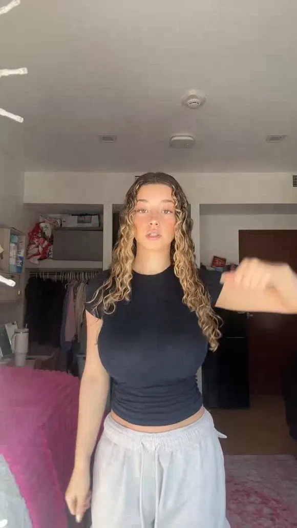 Kirapregiato Curly Hair Crop Top OnlyFans Video Leaked