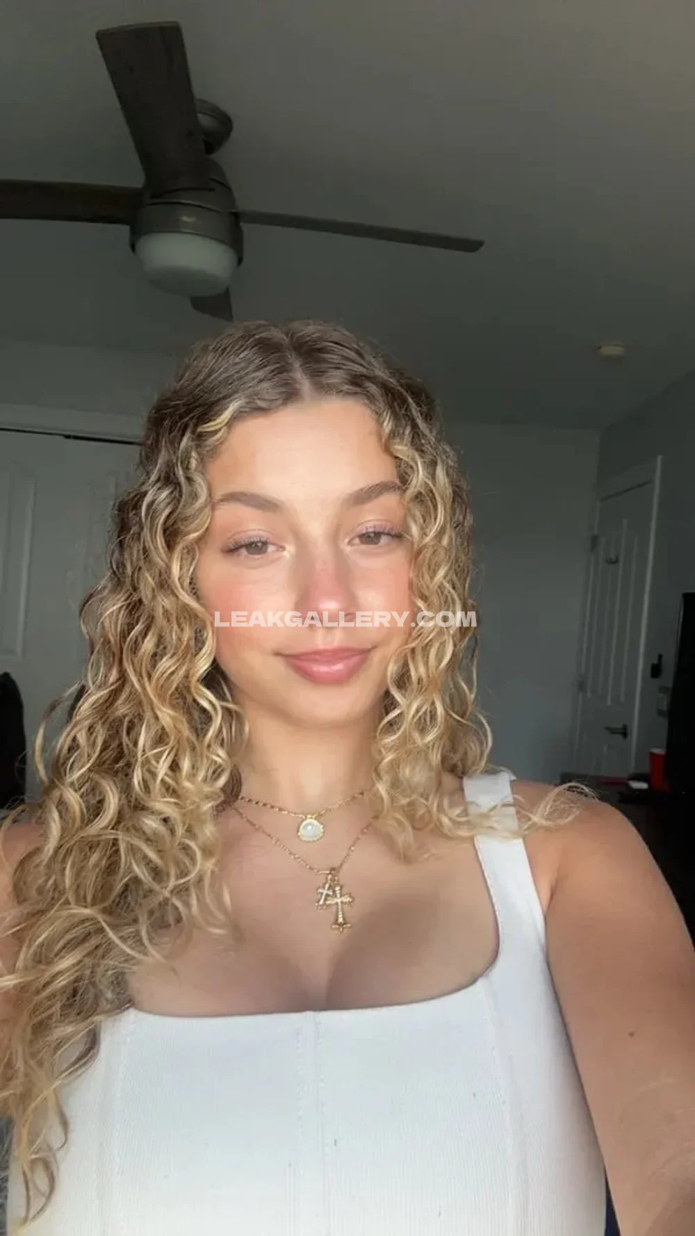 Kira Pregiato Curly Hair Selfie Pose OnlyFans Photo Leaked