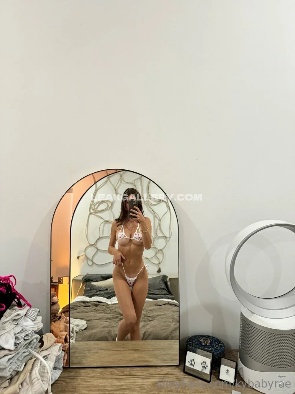 Kybabyraee Polka Dot Bikini Mirror Selfie OnlyFans Photo Leaked