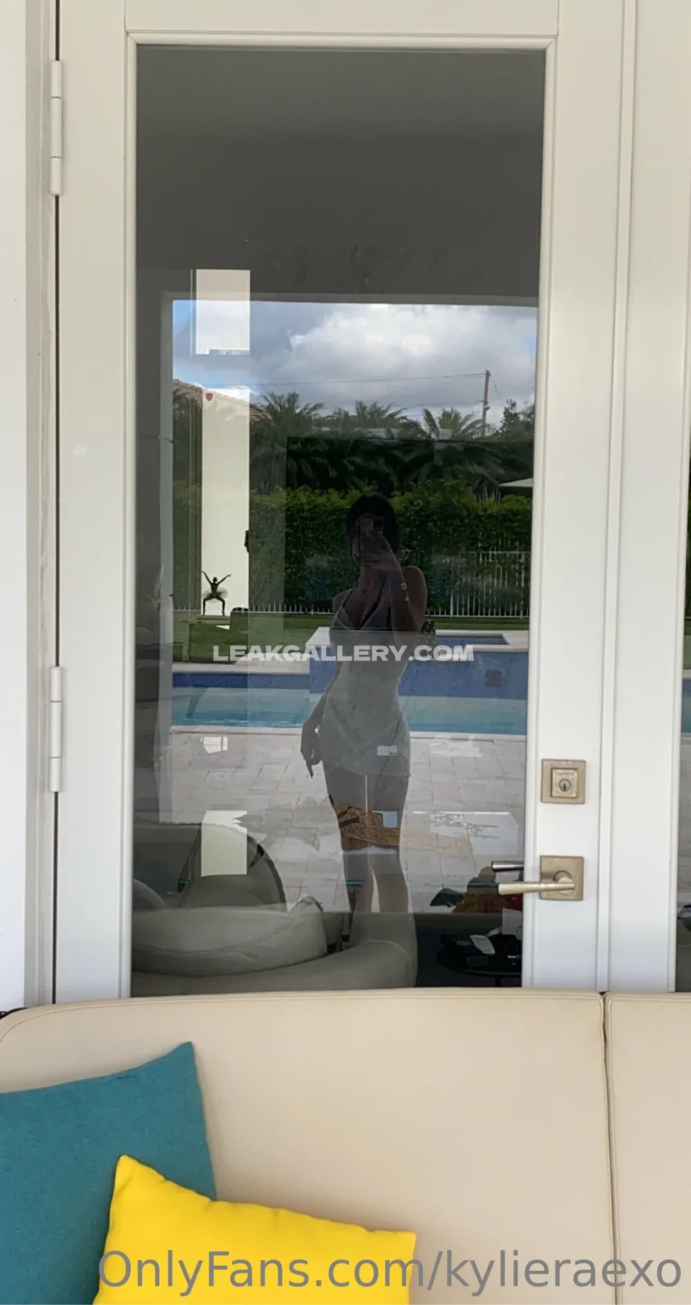 Kybabyraee Sheer Dress Poolside Selfie OnlyFans Photo Leaked