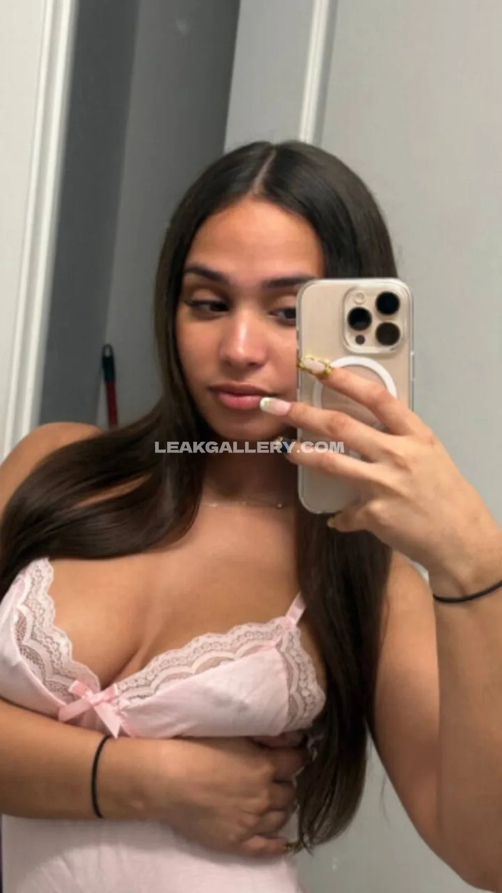 Lacamilacruzz Pink Lace Bra Selfie OnlyFans Photo Leaked