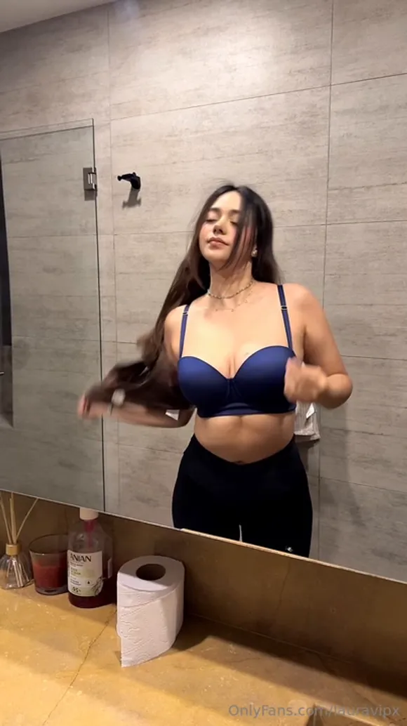 Laura3_3 Bra Top Lift Reveal OnlyFans Video Leaked