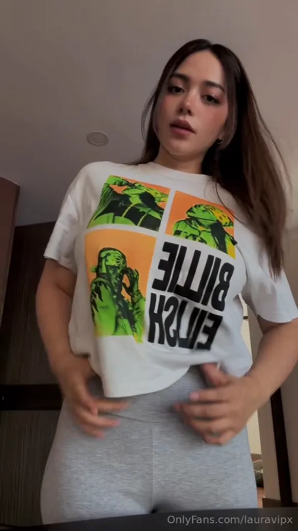 Laura3_3 T-Shirt Lift Tease OnlyFans Video Leaked