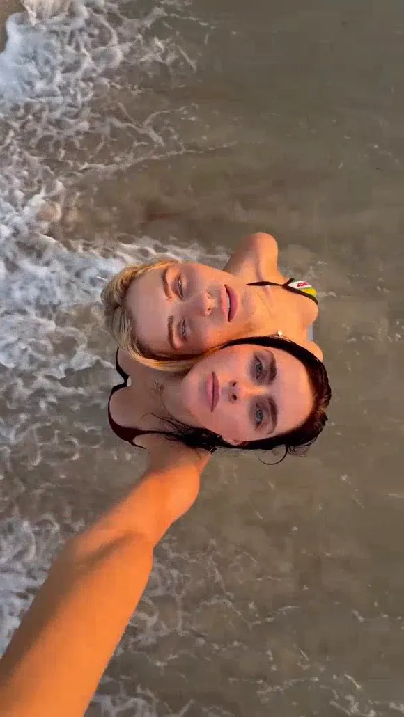 Laurenhamden Beach Selfie With Friend OnlyFans Video Leaked