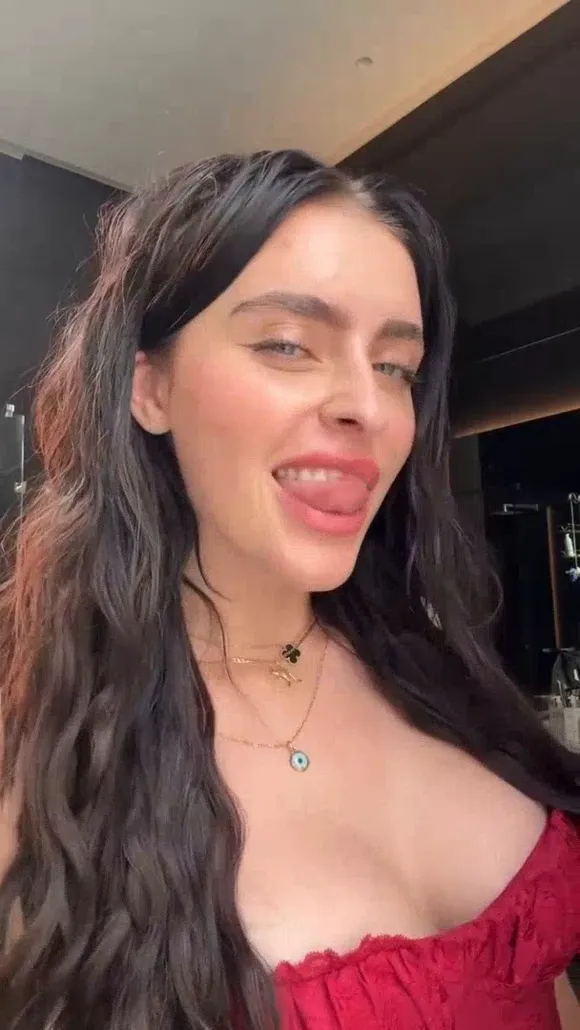 Laurenhamden Red Top Tongue Out OnlyFans Video Leaked