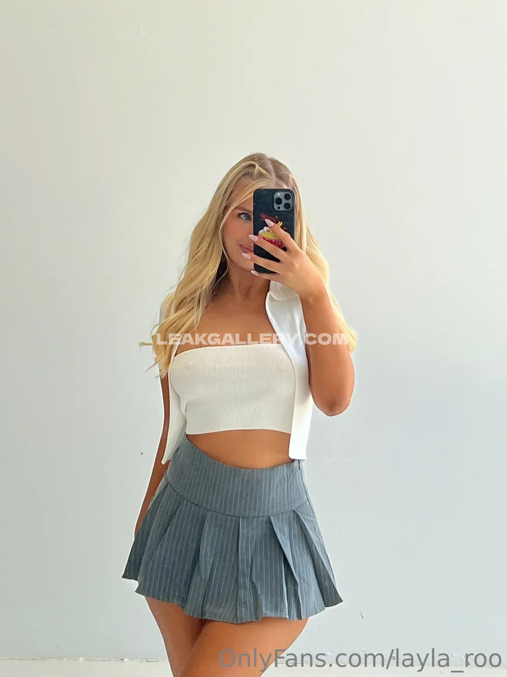 Layla_roo White Crop Top Selfie OnlyFans Photo Leaked
