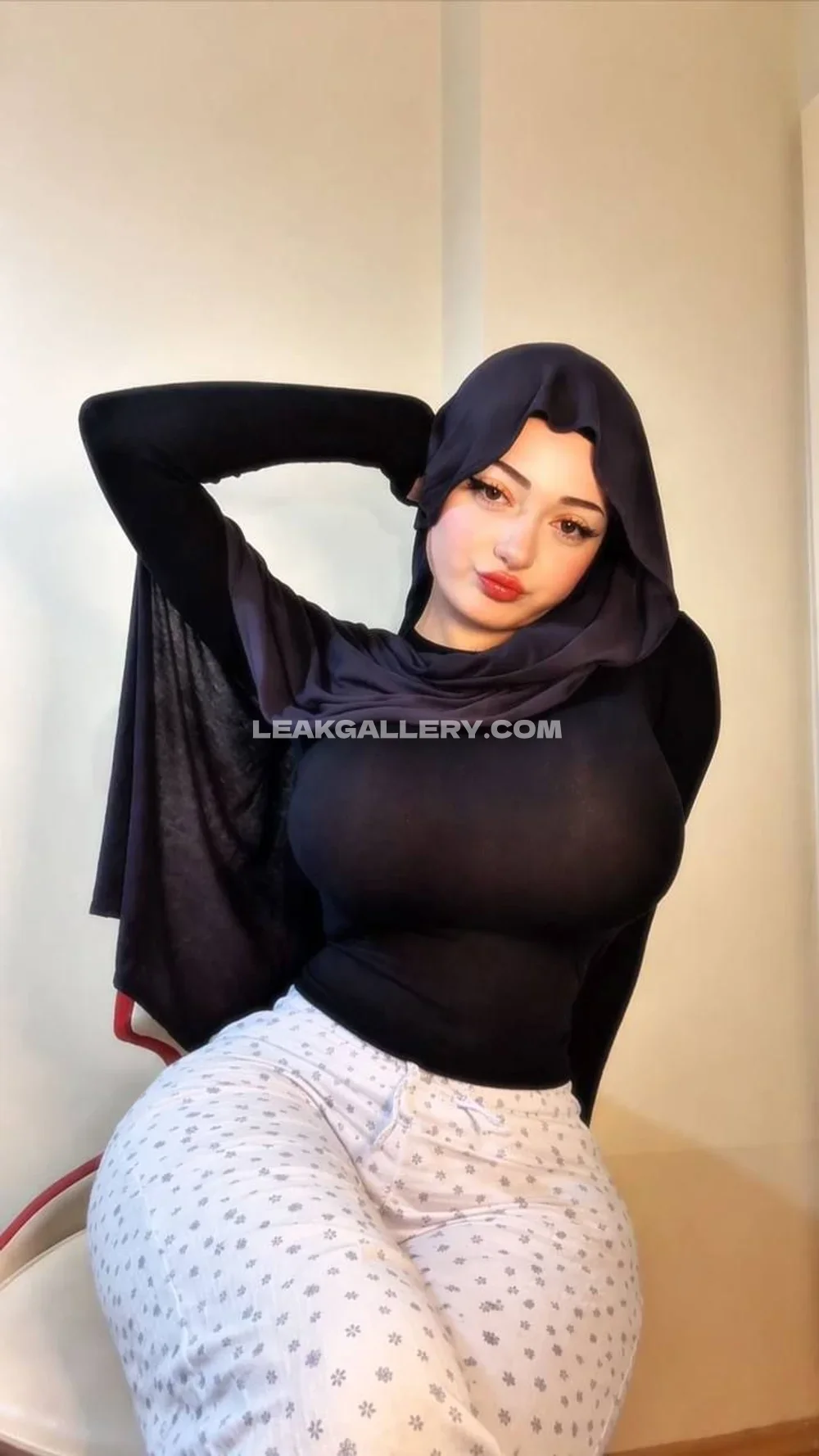 Zelal Black Top And Pants Pose OnlyFans Photo Leaked
